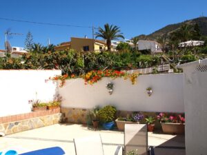 Disfrute de la mejor zona de la vivienda con familia y amigos. Desayunara, comera y cenara mirando al Parque Natural de la Serra Gelada.