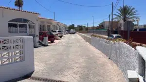 Una vivienda con amplio acceso al parking privados