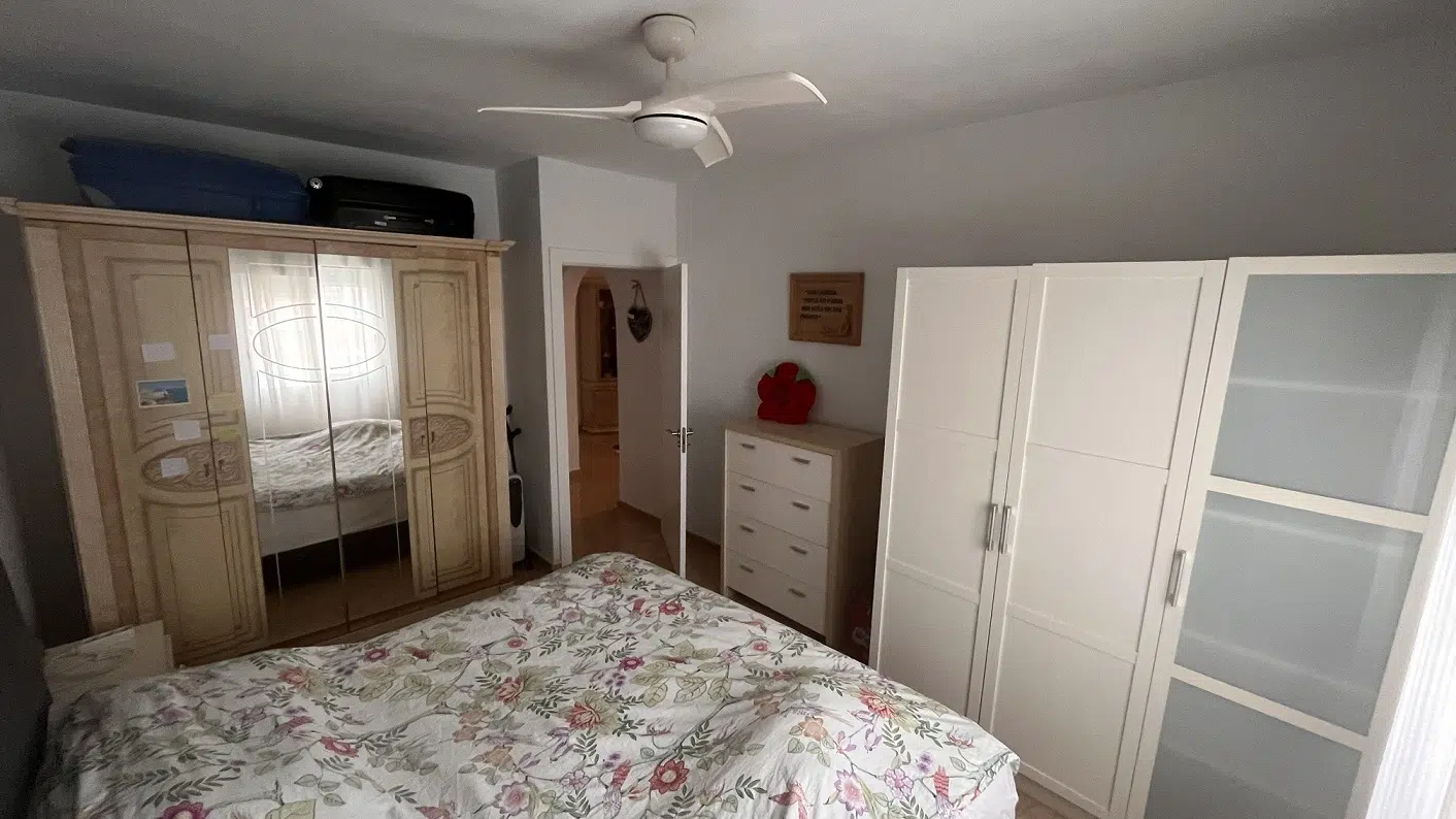 La vivienda cuenta con amplias habitaciones. Esta, la habitación de matrimonio, incluso cuenta con una cama de 2x2 metros.