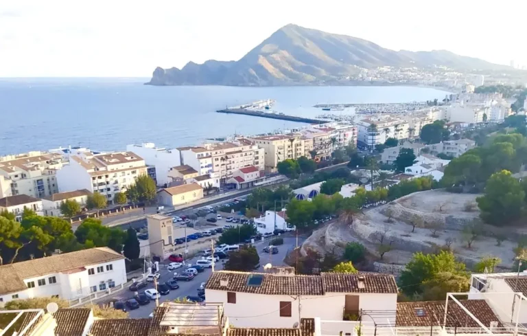 Vista panorámica de Altea y el puerto desde una colina con el Mediterráneo de fondo.