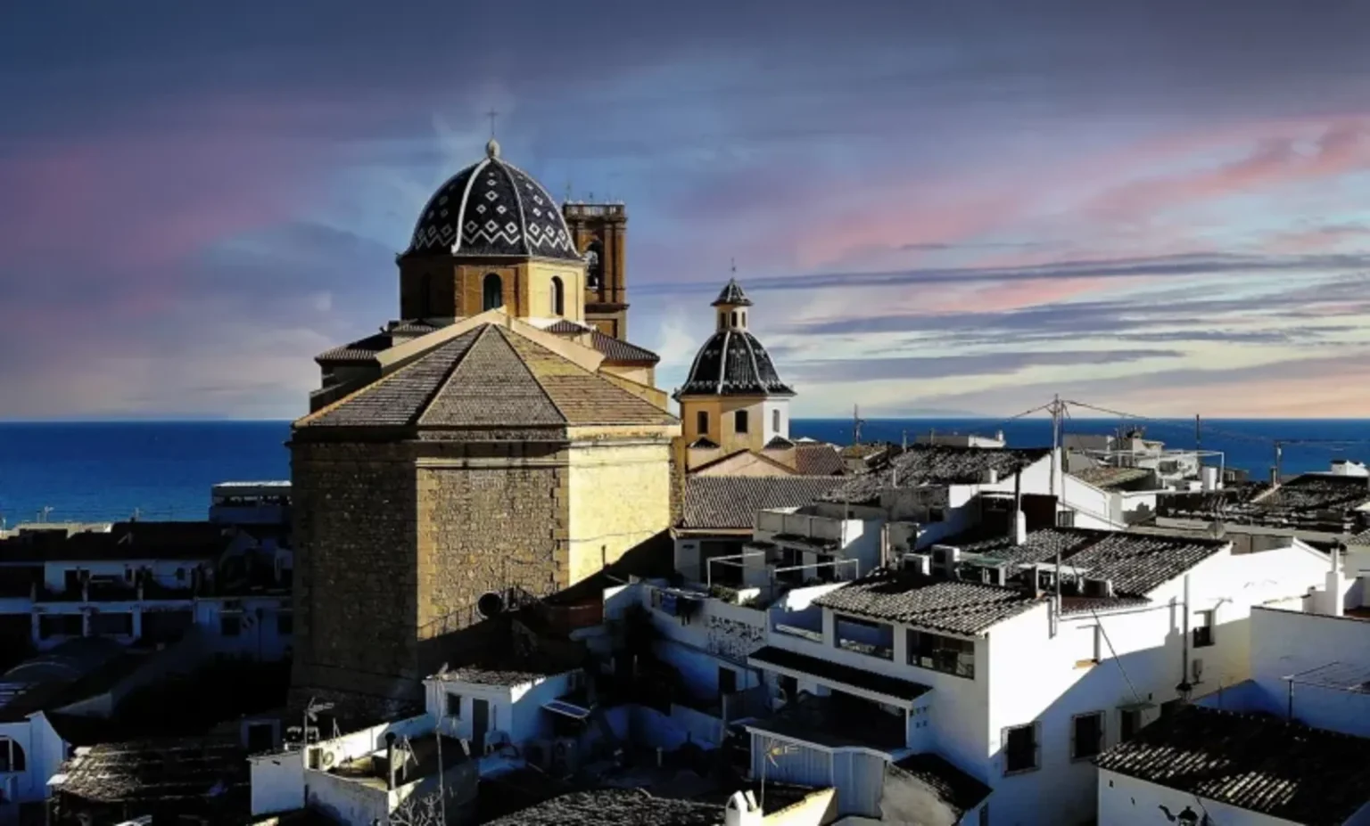 Cúpulas azules de la iglesia de Altea sobre el casco antiguo y el mar Mediterráneo al atardecer
