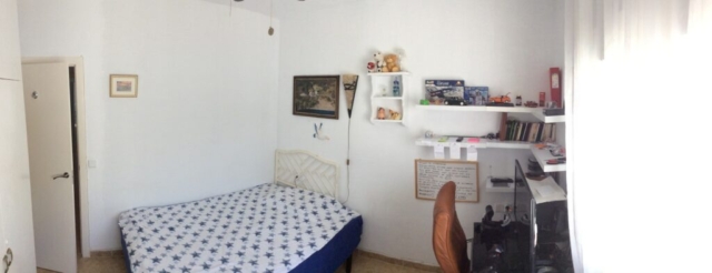 La segunda habitación, también amplia, puede albergar cama y oficina a la vez.