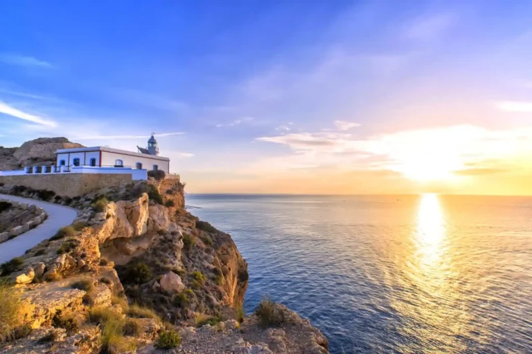 Faro de L’Albir con vistas panorámicas al mar Mediterráneo y el Parque Natural de la Serra Gelada