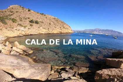 Cala de la Mina en El Albir, Alicante, con acantilados y aguas turquesa