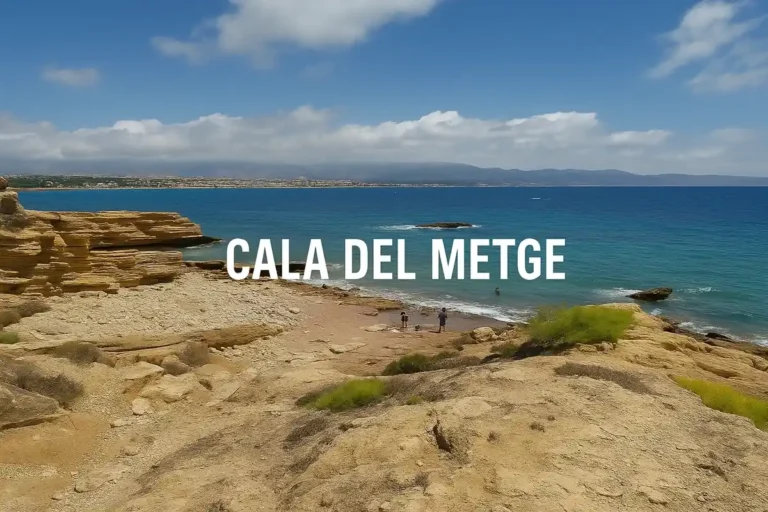 Cala del Metge en El Albir con aguas turquesas y acantilados rocosos.