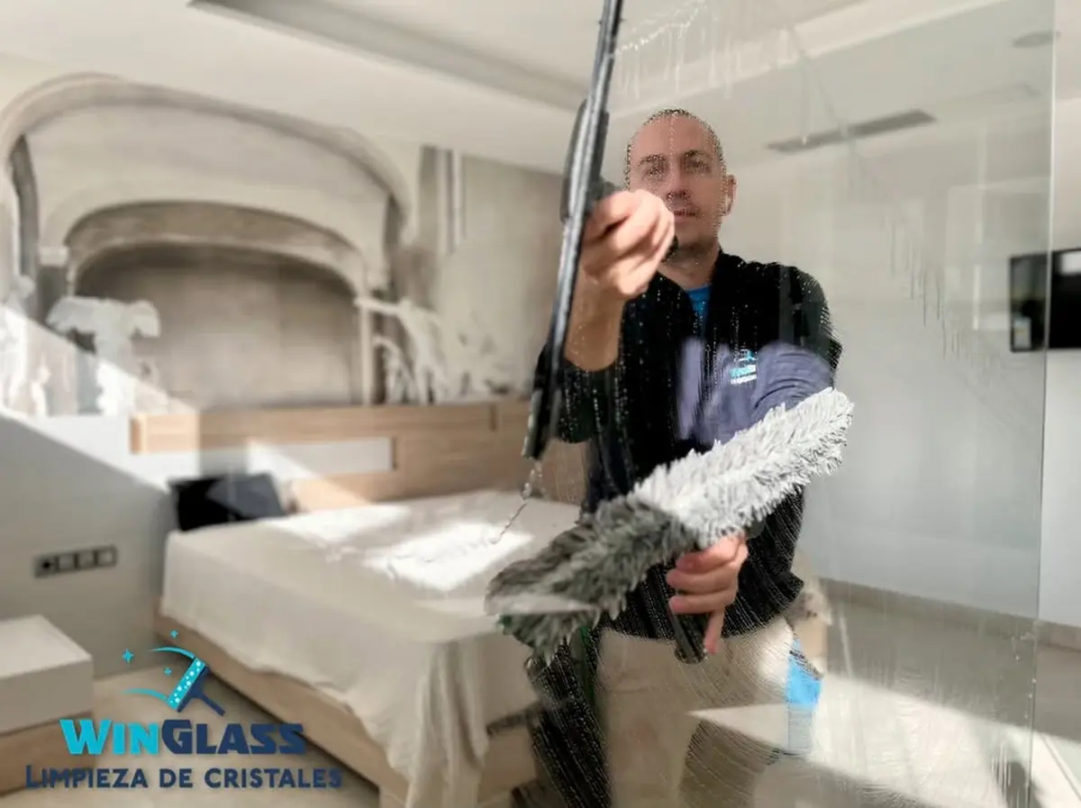 Técnico de Winglass limpiando cristales interiores en un chalet de El Albir, Marina Baixa