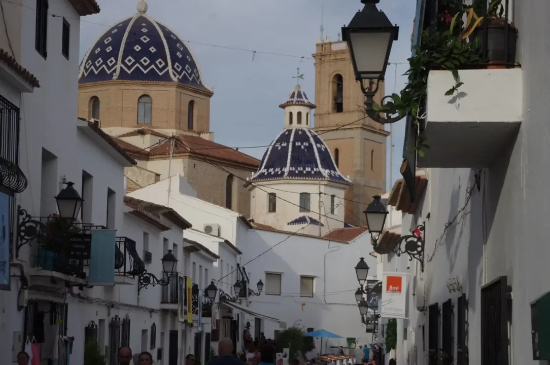 Iglesia de Altea con su cúpula azul vista desde el casco antiguo al atardecer.