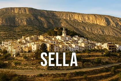 Vista panorámica del pueblo de Sella con la sierra de fondo
