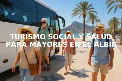 Grupo de jubilados llegando en autobús turístico al paseo marítimo de El Albir, con mar y palmeras