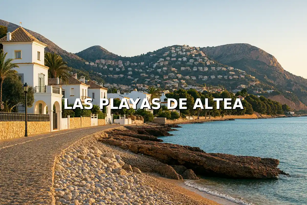 Vista costera de Altea con paseo marítimo, casas blancas y montaña de fondo
