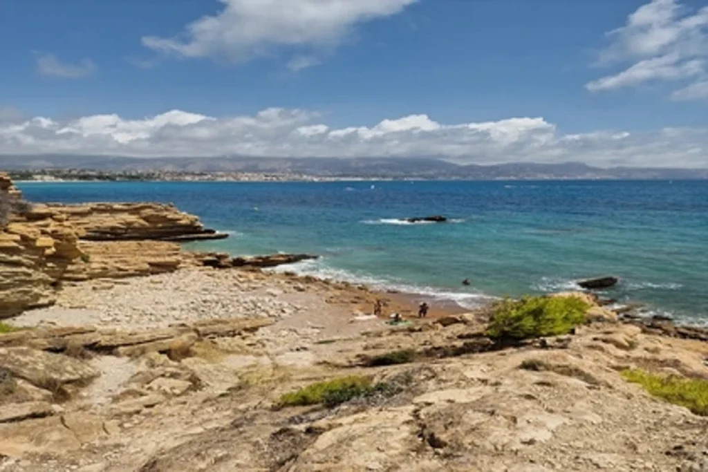 Cala del Metge en El Albir, Alicante, con rocas y aguas cristalinas