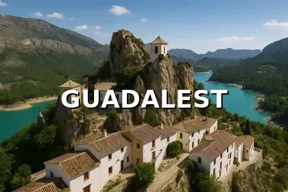 Vista del castillo de Guadalest sobre la roca y el embalse de aguas turquesas