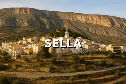 Pueblo de Sella rodeado de montañas en el interior de Alicante