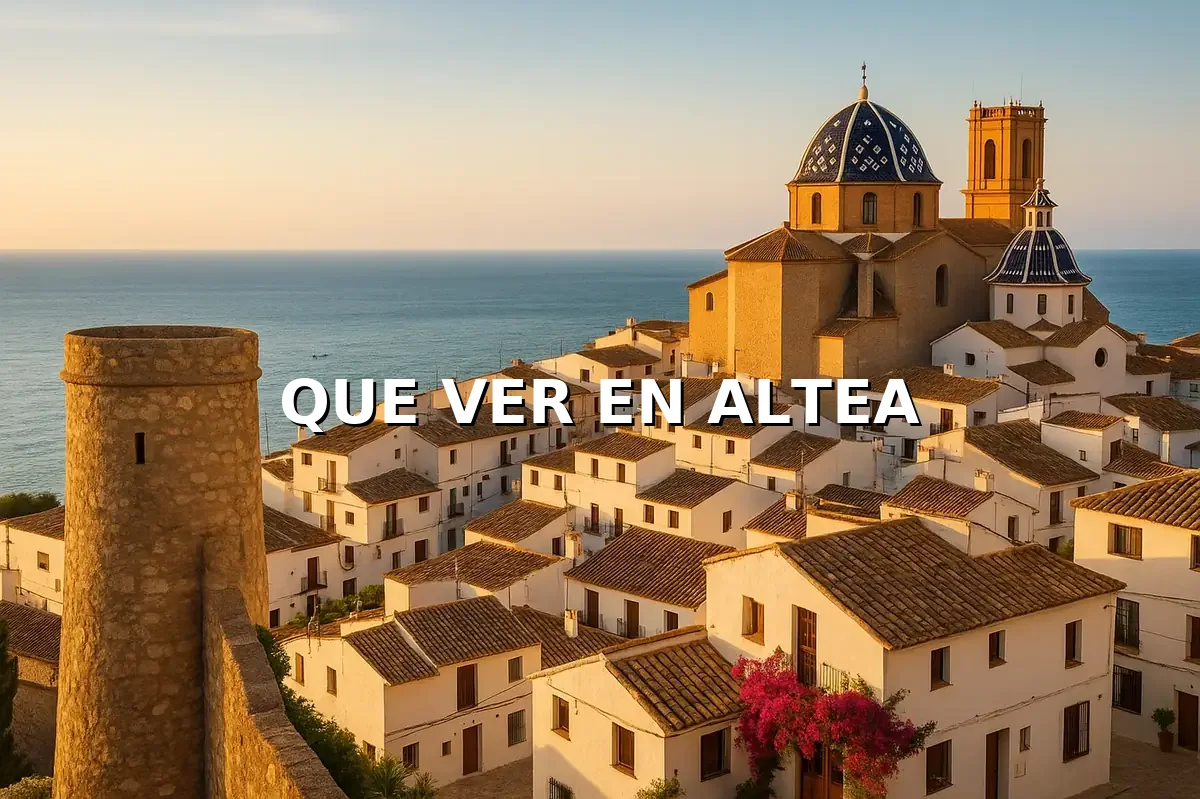 Vista panorámica del casco antiguo de Altea con casas blancas, la cúpula azul de la Iglesia del Consuelo y el mar Mediterráneo al fondo.
