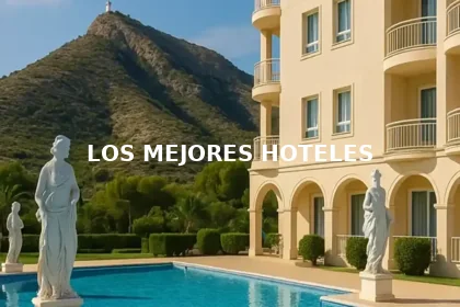 Hotel con piscina y estatuas clásicas frente al faro de El Albir