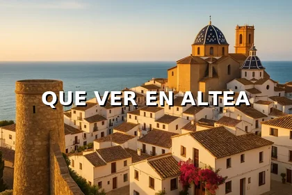 Vista panorámica del casco antiguo de Altea con casas blancas, la cúpula azul de la Iglesia del Consuelo y el mar Mediterráneo al fondo.