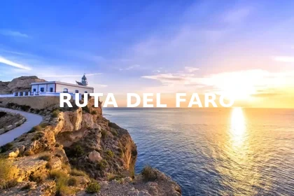 Faro de l’Albir sobre los acantilados al atardecer, con el título RUTA DEL FARO en el centro.