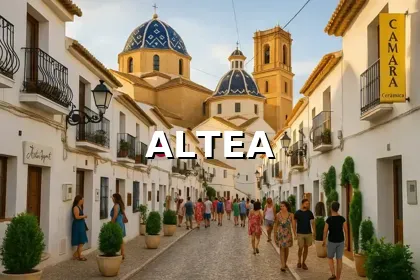 Vista del casco antiguo de Altea con casas blancas y la iglesia del Consuelo frente al mar Mediterráneo