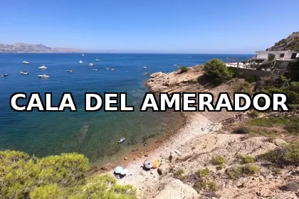 Vista panorámica de la Cala del Amerador en El Albir con título sobreimpreso en blanco.