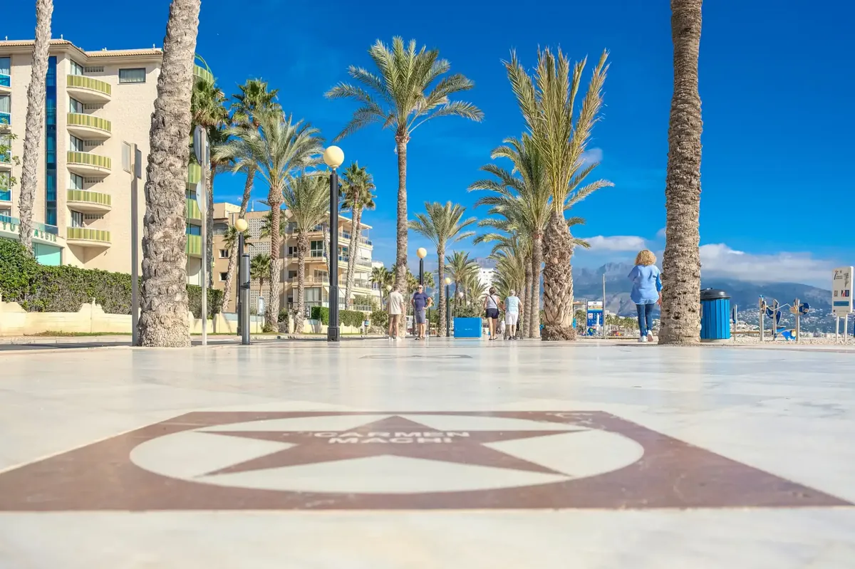 Paseo de las Estrellas en El Albir con vistas al mar y la Serra Gelada