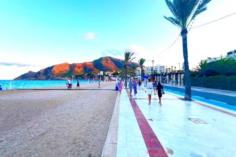 Paseo marítimo y Playa del Albir al atardecer con vistas a la Serra Gelada