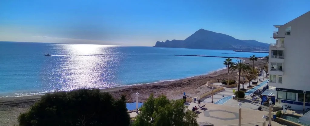 Vista panorámica de la playa de Altea con paseo marítimo y el Peñón de Ifach al fondo