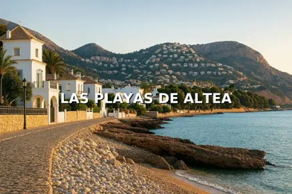 Casas junto al mar y paseo costero en Altea con vistas a la montaña al atardecer