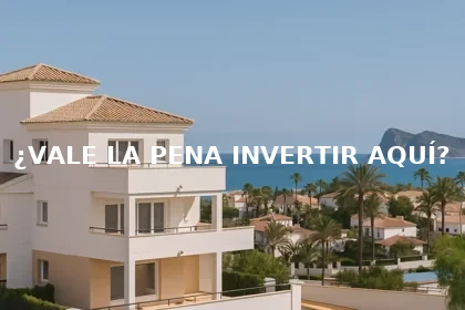 Villa moderna en El Albir con vistas al mar Mediterráneo y la Serra Gelada, con el texto superpuesto “¿VALE LA PENA INVERTIR AQUÍ?”.