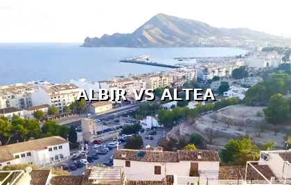Vista panorámica de Altea y el puerto desde lo alto, con el mar Mediterráneo y la Sierra Helada al fondo.