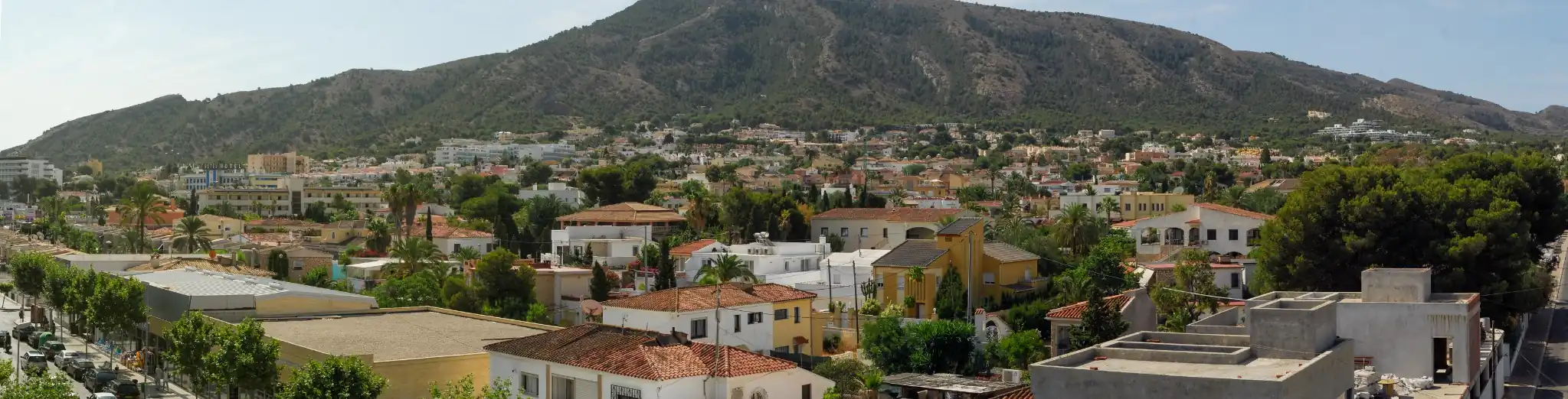 Vista panorámica del núcleo urbano de El Albir con la Serra Gelada al fondo.