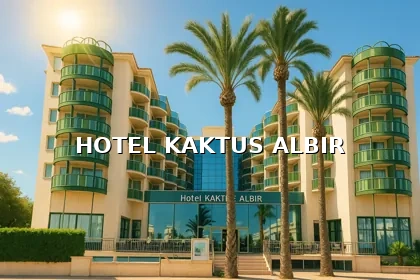 Fachada del Hotel Kaktus Albir iluminada por el sol de verano con palmeras al frente.