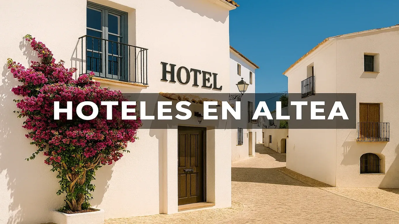 Calle típica de Altea con casas blancas y buganvilla junto a un hotel mediterráneo