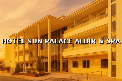 Fachada principal del Hotel Sun Palace Albir & Spa iluminada por el amanecer, con columnas blancas y balcones de cristal.