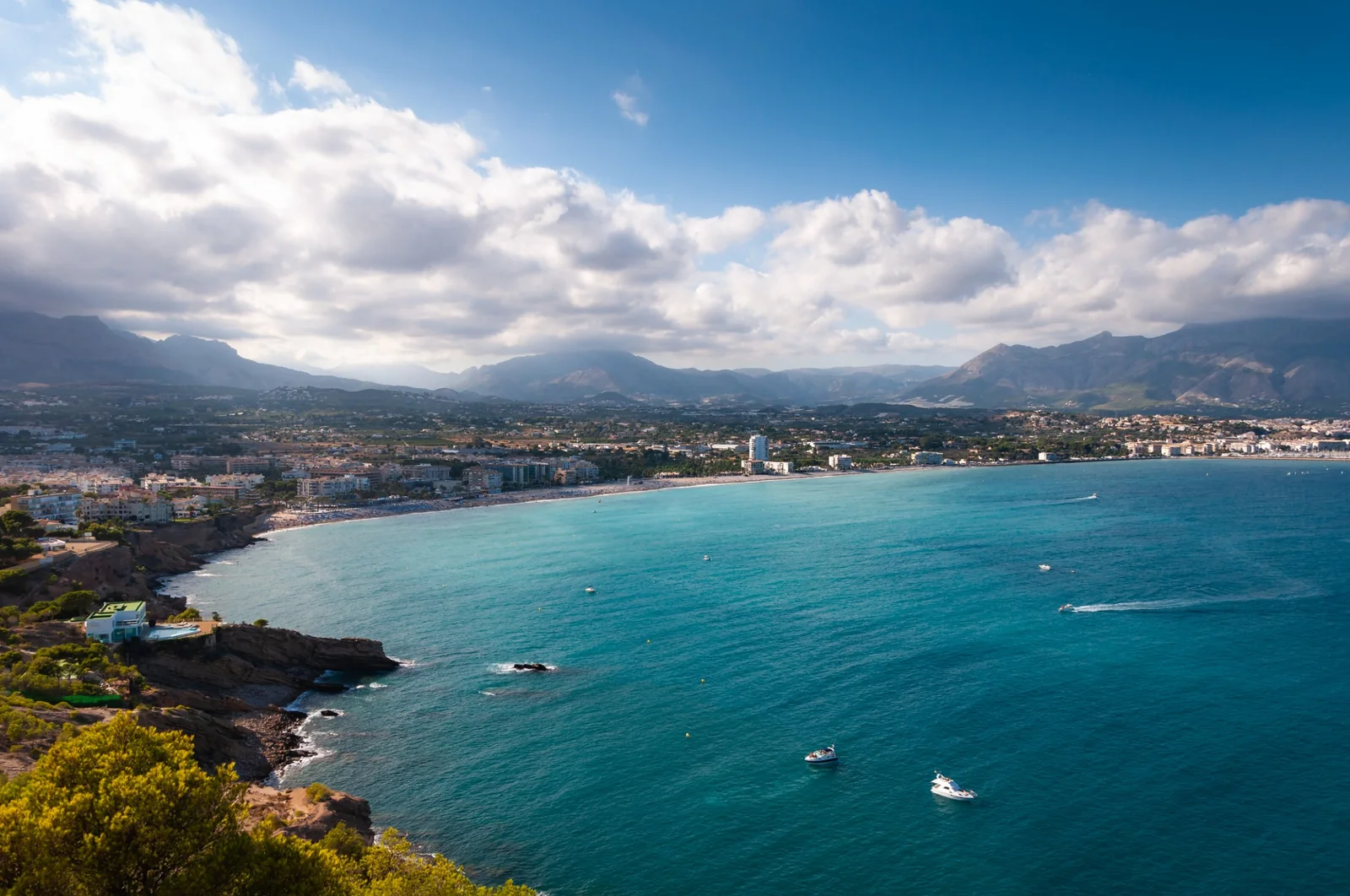 Vista panorámica de la bahía de El Albir con el mar Mediterráneo y Sierra Helada