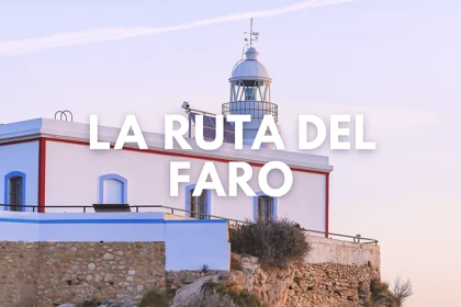La Ruta del Faro del Albir al atardecer, con el faro blanco y detalles rojos sobre el acantilado.
