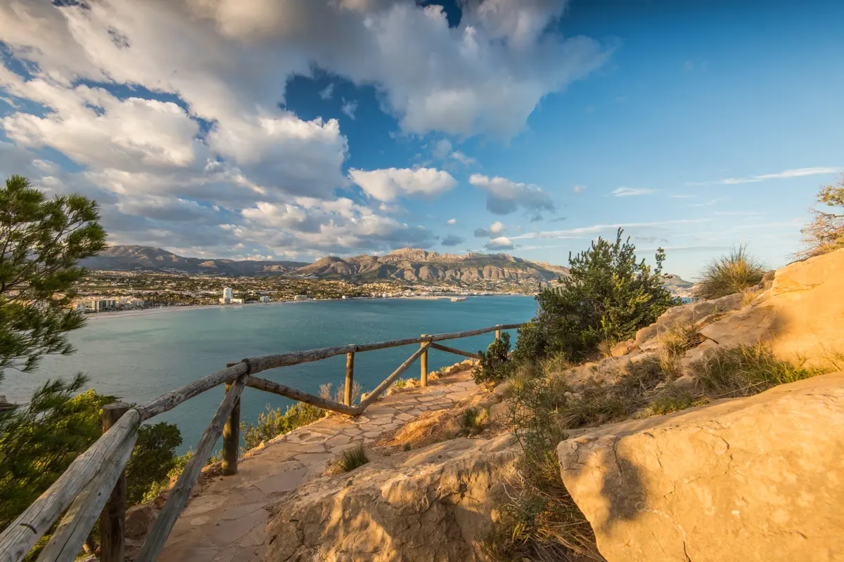 Vistas panorámicas de la bahía de Altea desde el mirador de Serra Gelada al atardecer.