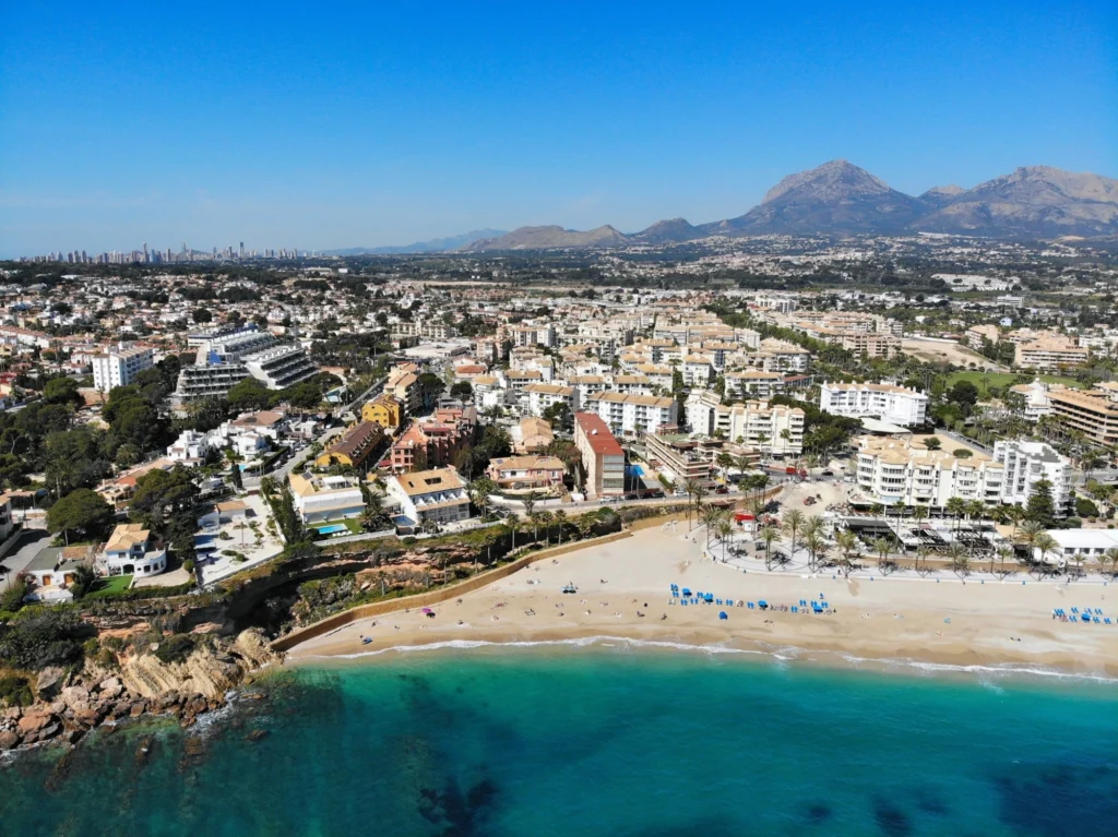 Vista aérea de El Albir con la playa, el paseo marítimo y el pueblo junto al mar