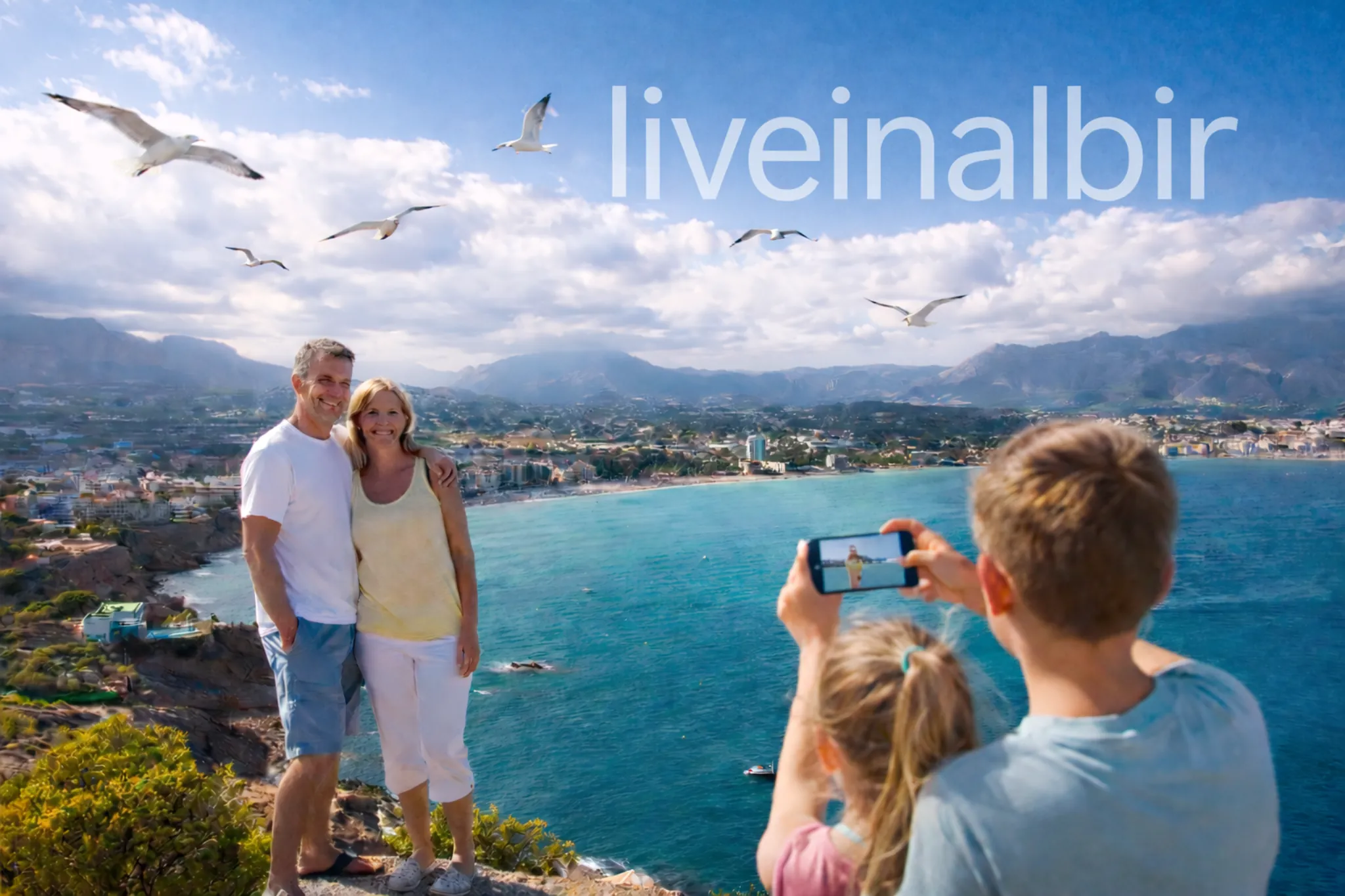 Vista panorámica de El Albir con una familia disfrutando del paisaje, el mar Mediterráneo y la Serra Gelada al fondo