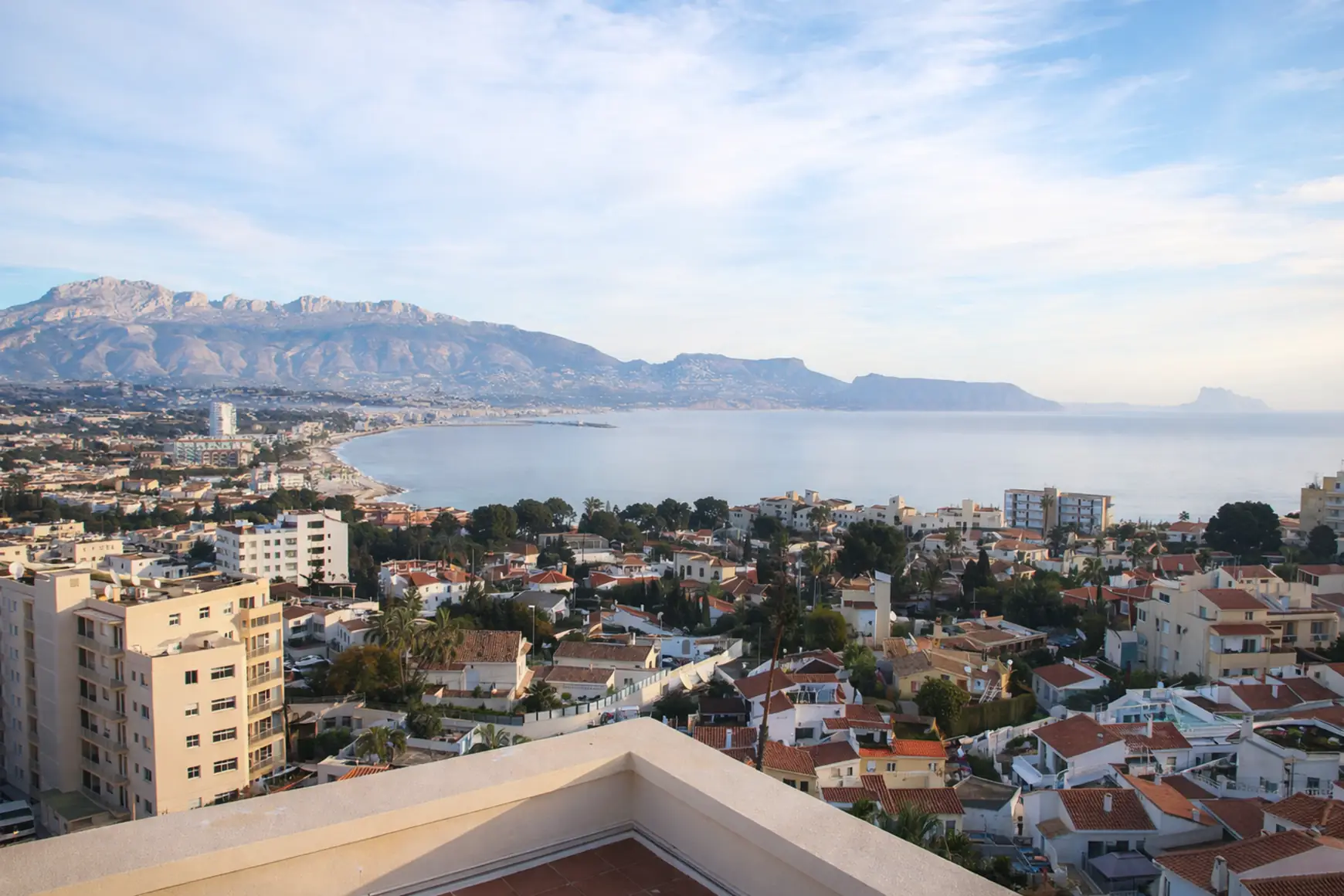 Vista de la bahía de El Albir con la Sierra Helada y el mar Mediterráneo al fondo