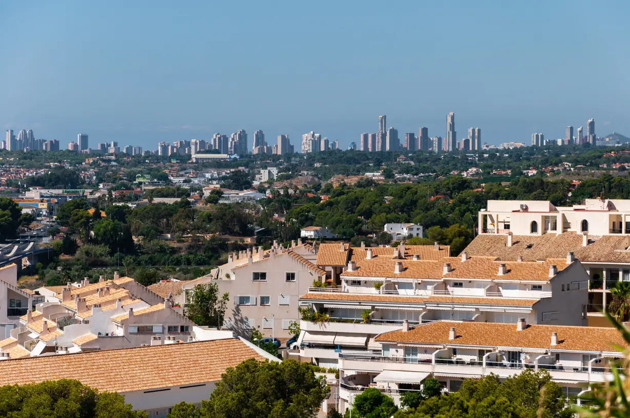 Vista panorámica desde El Albir con el skyline de Benidorm al fondo y urbanizaciones mediterráneas en primer plano