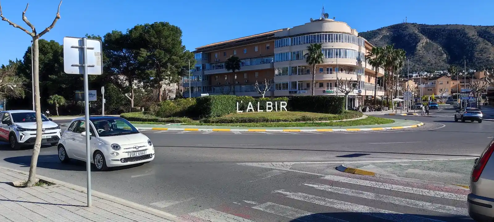 Rotonda de entrada a El Albir con el cartel L’Albir y la Serra Gelada al fondo en la Costa Blanca, Alicante