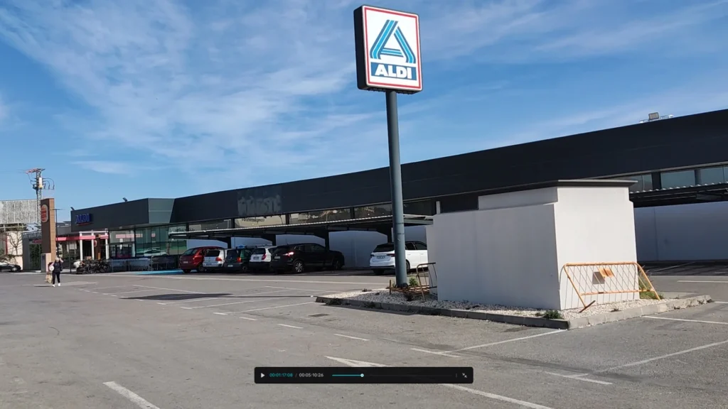 Supermercado Aldi en El Albir con parking exterior en un día soleado