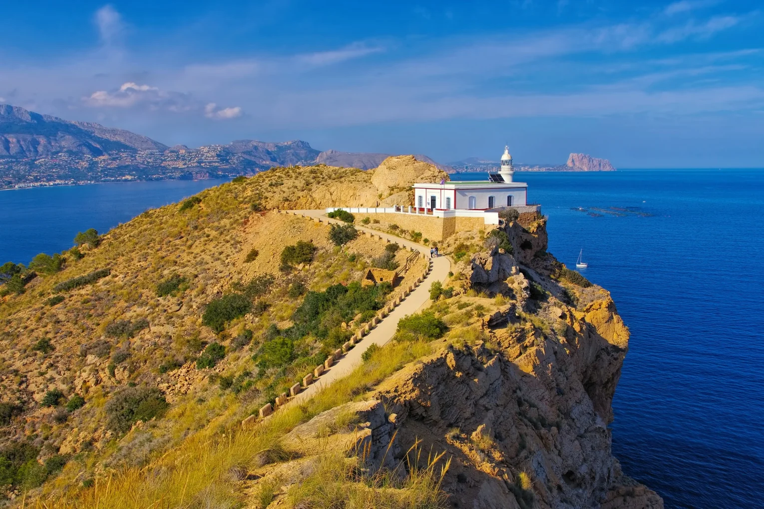 Faro de Punta Albir sobre acantilados de la Serra Gelada con el mar Mediterráneo al fondo