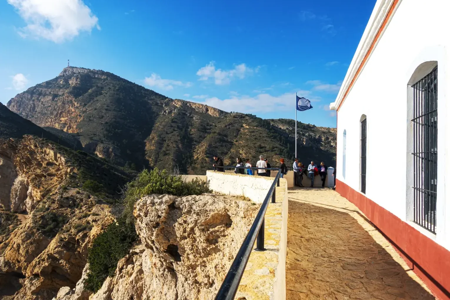 Mirador del Faro de Punta Albir con visitantes y vistas a la Serra Gelada