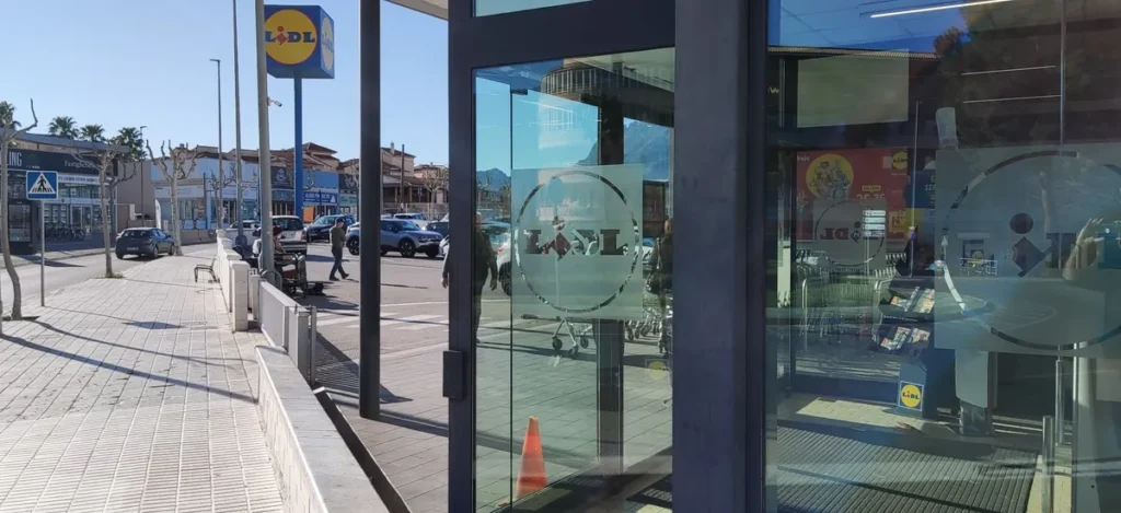 Entrada del supermercado Lidl en El Albir con vista de la avenida principal