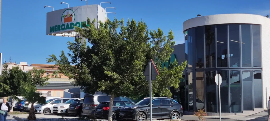 Fachada del supermercado Mercadona en El Albir con aparcamiento y edificio moderno acristalado
