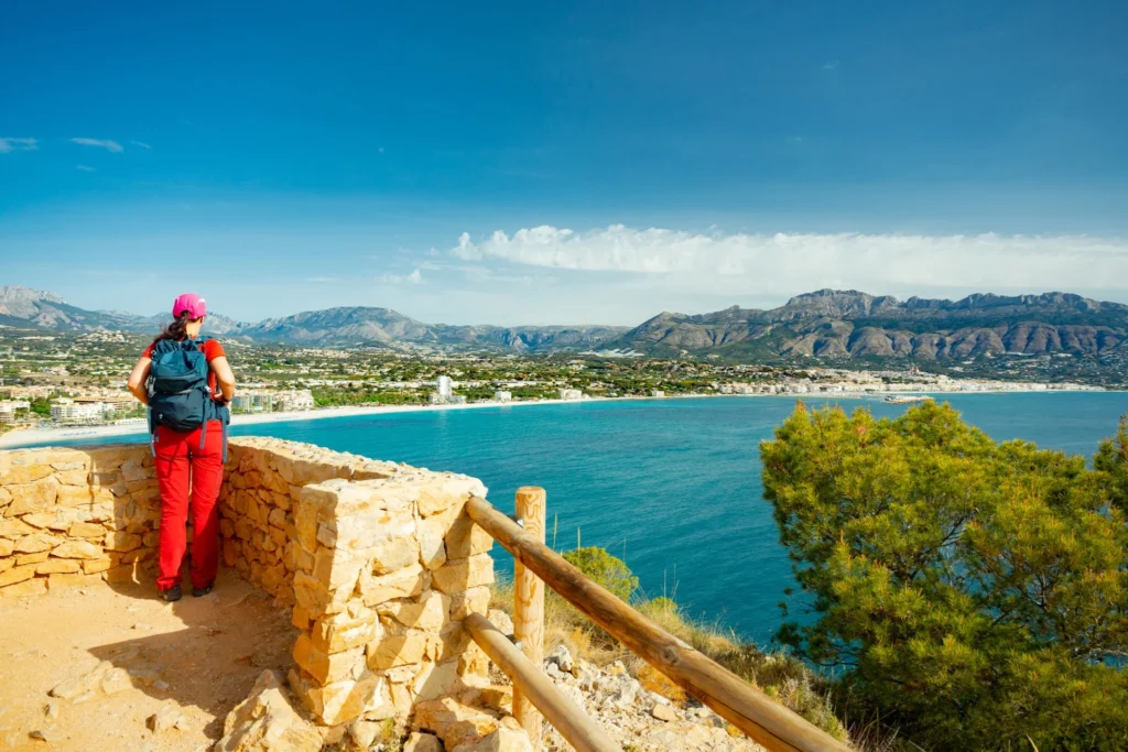 Senderista con vistas a la Playa del Albir y la Serra Gelada desde el mirador del Faro