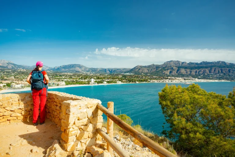 Senderista con vistas a la Playa del Albir y la Serra Gelada desde el mirador del Faro