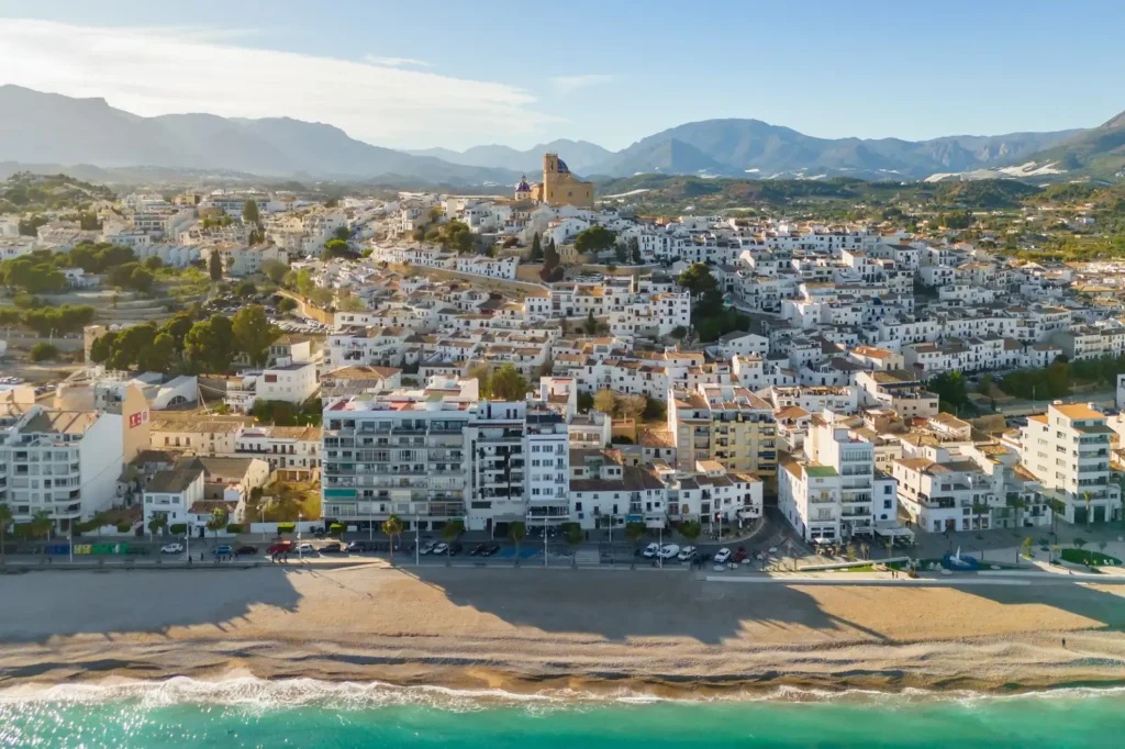 Vista panorámica de Altea con el casco antiguo, la iglesia del Consuelo y la playa en la Costa Blanca