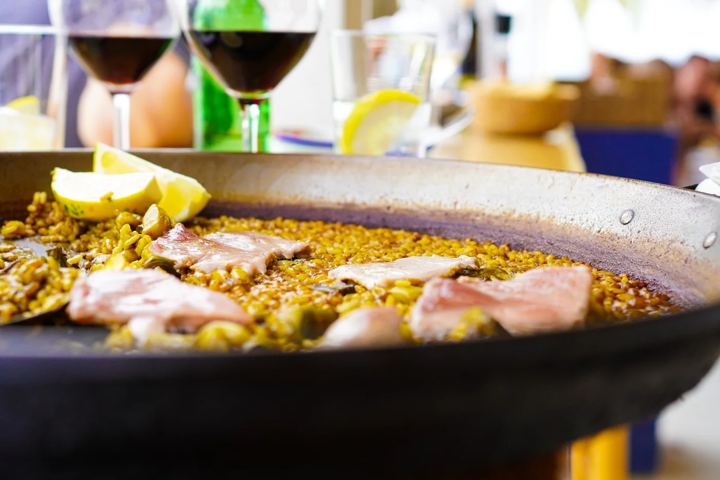 Paella tradicional frente al mar en Altea con vino tinto y ambiente mediterráneo